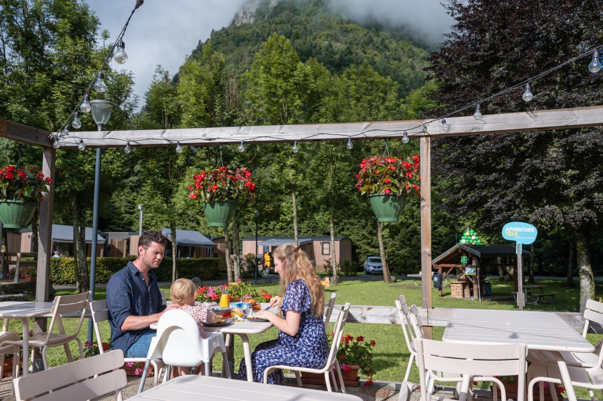 Camping Rcn Belledonne Le Bourg-dʼOisans Exteriér fotografie