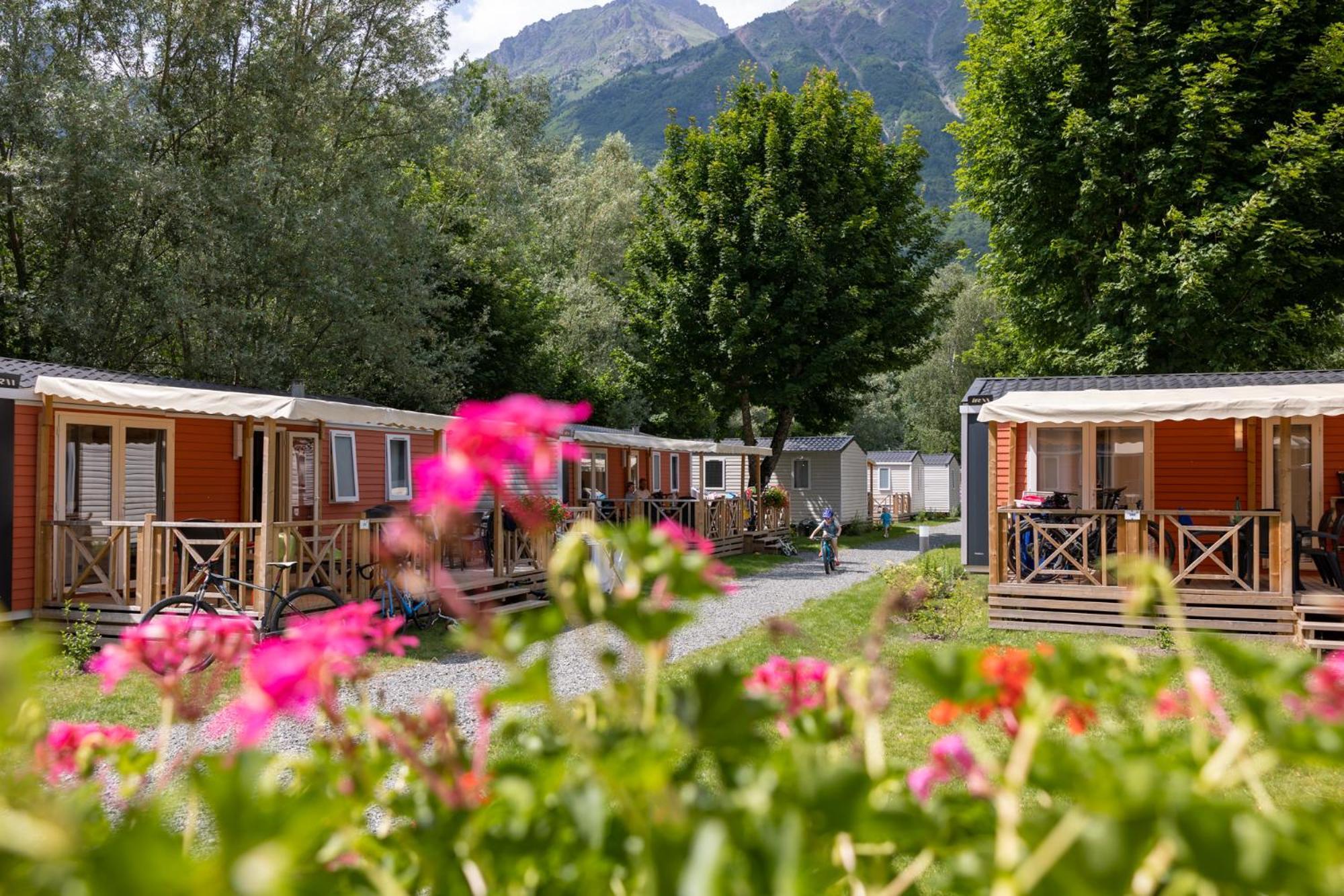 Camping Rcn Belledonne Le Bourg-dʼOisans Exteriér fotografie